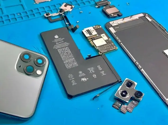 iphone 11 разобранный на столе