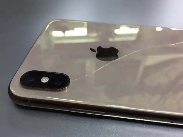 iPhone X с разбитым задним стеклом