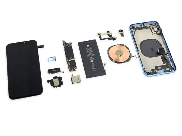 iPhone XR полностью разобранный по запчастям на столе