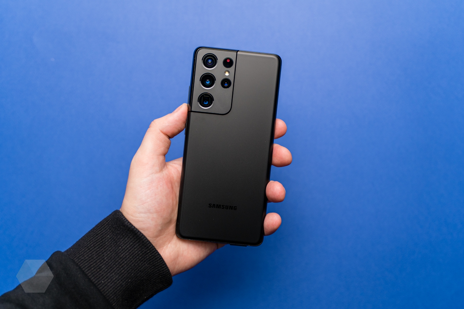 Смартфон Samsung Galaxy S21 Ultra в руках