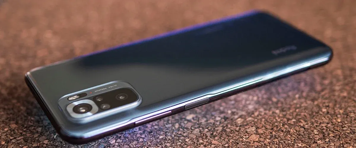 Телефон Xiaomi Redmi Note 10S лежит на асфальте