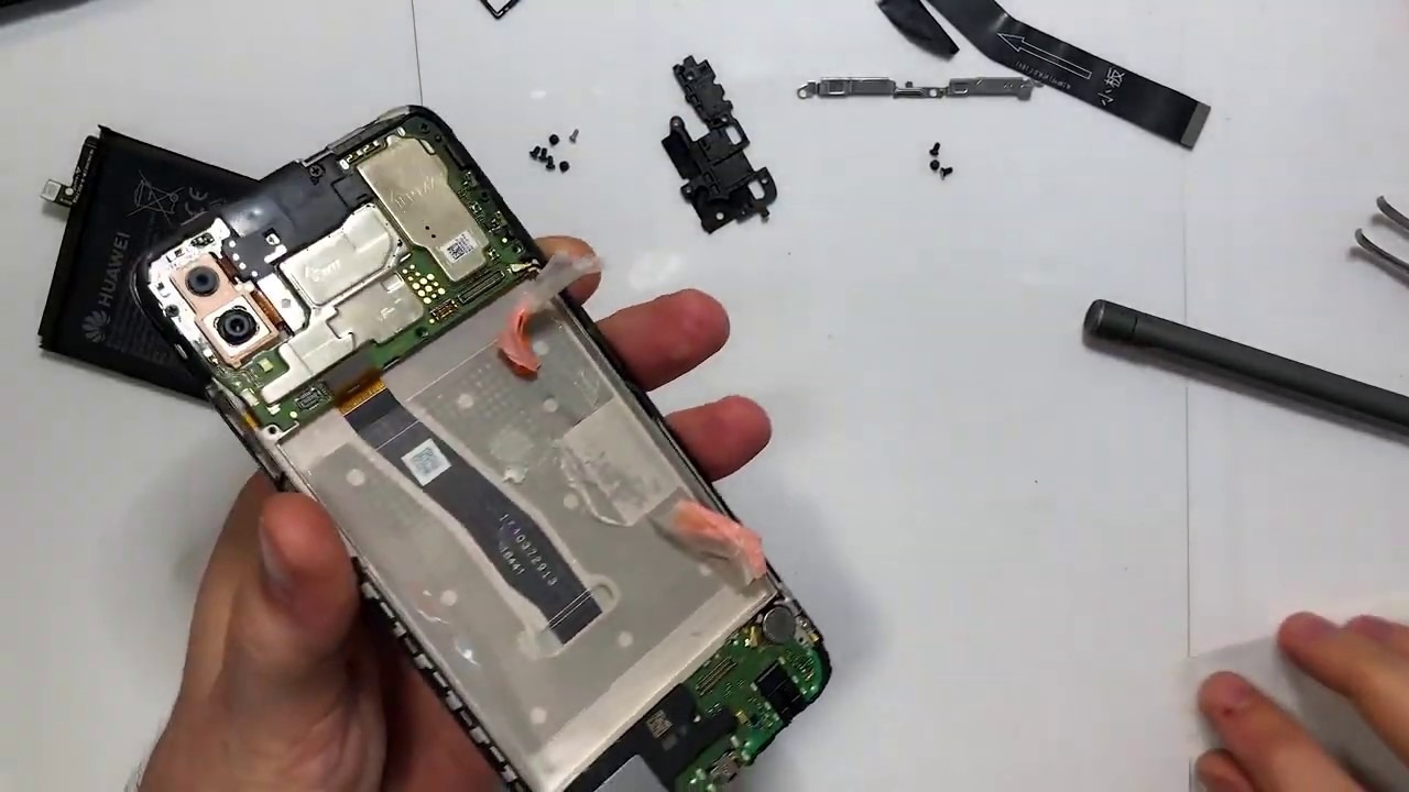 zamena-akkumulyatora-na-huawei-p-smart